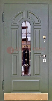 Уличная дверь со стеклом и ковкой в зеленом цвете ДСК-121