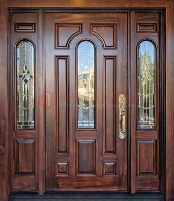 Железная классическая дверь с массивом дуба и витражом ВЖ-18 в Домодедово